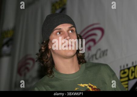 19 février 2005 ; San Francisco, CA, États-Unis ; Star of Clerks et star de Jay et Silent Bob, JASON MEWES, a autographié des photos de fans à la convention de bande dessinée WonderCon tenue au Moscone Convention Center. (Crédit image : © Dane Andrew/ZUMA Press Wire) Banque D'Images