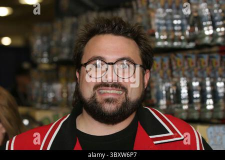 19 février 2005 ; San Francisco, CA, États-Unis ; directeur des greffiers et star de Jay et Silent Bob, KEVIN SMITH, a autographié des photos de fans à la convention de bande dessinée WonderCon tenue au Moscone Convention Center. (Crédit image : © Dane Andrew/ZUMA Press Wire) Banque D'Images