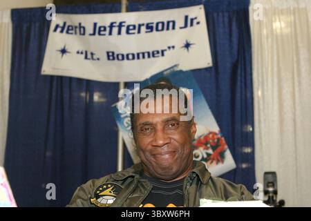 19 février 2005 ; San Francisco, CA, États-Unis ; HERBERT JEFFERSON JR. Qui a joué Lt. Boomer dans le Battlestar Galactica original, photos de fans autographiées à WonderCon tenu au Moscone Convention Center .. (Crédit image : © Dane Andrew/ZUMA Press Wire) Banque D'Images