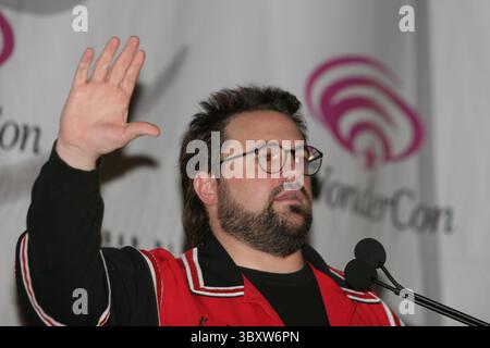 19 février 2005 ; San Francisco, CA, États-Unis ; directeur des greffiers et star de Jay et Silent Bob, KEVIN SMITH, a autographié des photos de fans à la convention de bande dessinée WonderCon tenue au Moscone Convention Center. (Crédit image : © Dane Andrew/ZUMA Press Wire) Banque D'Images