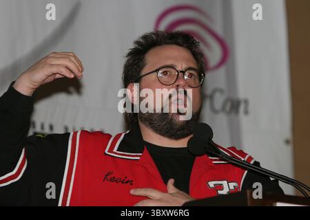 19 février 2005 ; San Francisco, CA, États-Unis ; directeur des greffiers et star de Jay et Silent Bob, KEVIN SMITH, a autographié des photos de fans à la convention de bande dessinée WonderCon tenue au Moscone Convention Center. (Crédit image : © Dane Andrew/ZUMA Press Wire) Banque D'Images