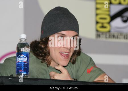 19 février 2005 ; San Francisco, CA, États-Unis ; Star of Clerks et star de Jay et Silent Bob, JASON MEWES, a autographié des photos de fans à la convention de bande dessinée WonderCon tenue au Moscone Convention Center. (Crédit image : © Dane Andrew/ZUMA Press Wire) Banque D'Images