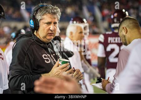 28 décembre 2021 : Mike Leach, entraîneur-chef des Mississippi State Bulldogs, discute avec les joueurs lors du 63e AutoZone Liberty Bowl entre les Mississippi State Bulldogs et les Texas Tech Red Raiders au Liberty Bowl Memorial Stadium à Memphis, Tennessee. Texas Tech bat Mississippi State 34-7. Prentice C. James/CSM(image de crédit : &copy ; Prentice C. James/CSM via ZUMA Wire) Banque D'Images