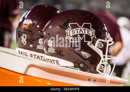 28 décembre 2021 : les casques des Mississippi State Bulldogs sont assis sur la touche lors du 63e AutoZone Liberty Bowl entre les Mississippi State Bulldogs et les Texas Tech Red Raiders au Liberty Bowl Memorial Stadium à Memphis, Tennessee. Texas Tech bat Mississippi State 34-7. Prentice C. James/CSM(image de crédit : &copy ; Prentice C. James/CSM via ZUMA Wire) Banque D'Images