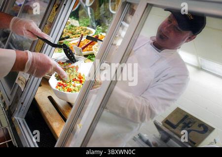 11 FÉV. 2004 - ÉTATS-UNIS - KRT US NEWS STORY SLUGGED : ENV-SCI-CORNPLASTIC KRT PHOTO PAR KEVIN MANNING/ST. LOUIS POST-EXPÉDITION (19 février) Mark Johnson sert des légumes dans des contenants en plastique dans une épicerie fine à Louis, Missouri. Les conteneurs sont fabriqués à partir de maïs. (gsb) 2004 (crédit image : © Kevin Manning/St Louis Post-Dispatch via ZUMA Press Wire) Banque D'Images
