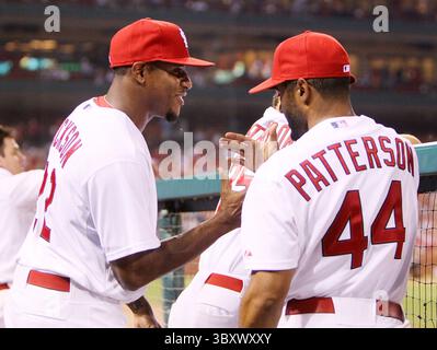 July 27, 2011 - St Louis, MO, USA - le lanceur Louis Cardinals Edwin Jackson, à gauche, salue son nouveau coéquipier Corey Patterson après que les deux aient été échangés aux Cardinals plus tôt dans la journée au Busch Stadium à mis Louis, Missouri, le mercredi 27 juillet 2011. Jackson et Patterson sont venus des Blue Jays de Toronto dans un accord pour Colby Rasmus. (Crédit image : © Chris Lee/St Louis Post-Dispatch via ZUMA Press Wire) Banque D'Images