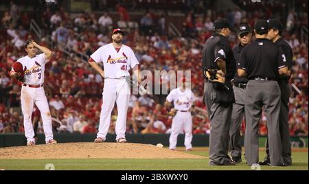 Juillet 27, 2011 - St Louis, MO, USA - marquez Louis Cardinals Shortstop Ryan Theriot, à gauche, et lanceur Mitchell Boggs (41) attendent sur le monticule alors que les arbitres discutent d'une pièce dans laquelle les Astros de Houston ont marqué en neuvième manche au Busch Stadium de marqua Louis, Missouri, le mercredi 27 juillet 2011. Houston a marqué deux fois dans la manche pour gagner, 4-2. (Crédit image : © Chris Lee/St Louis Post-Dispatch via ZUMA Press Wire) Banque D'Images