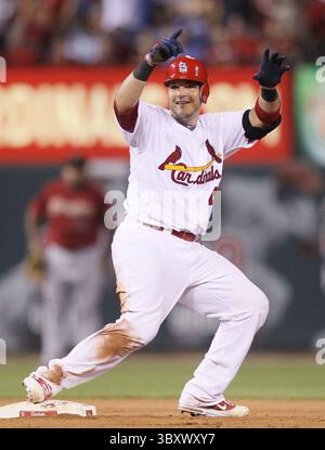 July 27, 2011 - St Louis, MO, USA - Yadier Molina de Louis Cardinals célèbre après avoir piloté dans la série égalitaire avec un doublé en sixième manche contre les Astros de Houston au Busch Stadium à Louis, Missouri, le mercredi 27 juillet 2011. (Crédit image : © Chris Lee/St Louis Post-Dispatch via ZUMA Press Wire) Banque D'Images
