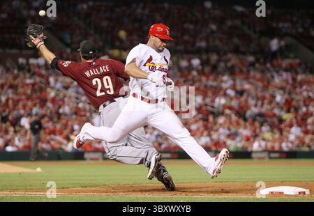 July 27, 2011 - St Louis, MO, USA - Albert Pujols de Louis Cardinals atteint la première base en toute sécurité alors que Brett Wallace (29), premier joueur de base des Houston Astros, est tiré du sac par Chris Johnson lors de la sixième manche au Busch Stadium à Louis, Missouri, le mercredi 27 juillet 2011. (Crédit image : © Chris Lee/St Louis Post-Dispatch via ZUMA Press Wire) Banque D'Images