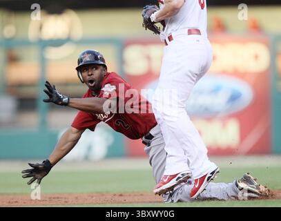 27 juillet 2011 - St Louis, MO, USA - Michael Bourn, à gauche, des Houston Astros, est renversé alors qu'il est pris dans une course vers le bas par Nick Punto, deuxième joueur des Louis Cardinals, à droite, en première manche au Busch Stadium à Louis, Missouri, le mercredi 27 juillet 2011. (Crédit image : © Chris Lee/St Louis Post-Dispatch via ZUMA Press Wire) Banque D'Images