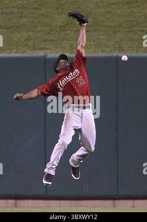 July 27, 2011 - St Louis, MO, USA - Houston Astros Center Fielder Michael Bourn ne peut pas porter un doublé par les Louis Cardinals' Matt Holliday en huitième manche au Busch Stadium à offert Louis, Missouri, le mercredi 27 juillet 2011. (Crédit image : © Chris Lee/St Louis Post-Dispatch via ZUMA Press Wire) Banque D'Images