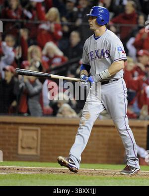 Oct. 28, 2011 - créé Louis, MO, USA - Michael Young des Texas Rangers s'en sort en cinquième manche contre les nouveaux Louis Cardinals dans le match 7 des World Series au Busch Stadium à mis Louis, Missouri, le vendredi 28 octobre 2011. (Crédit image : © Max Faulkner/St Louis Post-Dispatch via ZUMA Press Wire) Banque D'Images