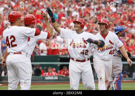 April 15, 2012 - St Louis, MO, USA - Yadier Molina de Louis Cardinals est félicité par ses coéquipiers après avoir frappé un homer de trois manches en troisième manche contre les Cubs de Chicago à mis Louis, Missouri, dimanche 15 avril 2012. (Crédit image : © Chris Lee/St Louis Post-Dispatch via ZUMA Press Wire) Banque D'Images