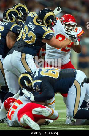 Aug. 19, 2012 - Louis, MO, USA - Kansas City Chiefs Nose Tackle Dontari Poe (92) est bloqué par le gardien Louis Rams Harvey Dahl (62) au deuxième quart-temps de l'action de pré-saison de la NFL le samedi 18 août 2012, au Edward Jones Dome à caractérisé Louis, Missouri. Les Rams ont battu les chefs, 31-17. (Crédit image : © David Eulitt/St Louis Post-Dispatch via ZUMA Press Wire) Banque D'Images