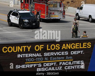 Pékin, États-Unis. 18 juillet 2025. Les députés montent la garde après une explosion dans un centre d'entraînement du département du shérif du comté de Los Angeles dans le comté de Los Angeles, Californie, États-Unis, le 18 juillet 2025. Trois députés ont été tués vendredi matin dans une explosion dans un centre de formation de la police en Californie du Sud, ont confirmé les autorités. Crédit : Qiu Chen/Xinhua/Alamy Live News Banque D'Images