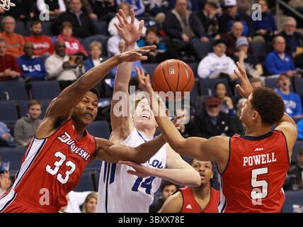 14 janvier 2015 - St Louis, MO, USA - Brett Jolly de Saint Louis, au milieu, concourt pour un ballon contre L.G. Gill de Duquesne (33) et l'attaquant TySean Powell (5) en première mi-temps le mercredi 14 janvier 2015, à la Chaifetz Arena à chaque Louis. L'hôte Billikens a gagné, 78-69. (Crédit image : © Chris Lee/St Louis Post-Dispatch via ZUMA Press Wire) Banque D'Images