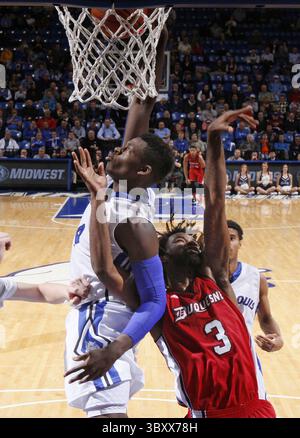 14 janvier 2015 - St Louis, MO, USA - Saint Louis' Milik Yarbrough, à gauche, tire un rebond contre Dominique McKoy de Duquesne en deuxième mi-temps mercredi 14 janvier 2015, à la Chaifetz Arena à Louis. L'hôte Billikens a gagné, 78-69. (Crédit image : © Chris Lee/St Louis Post-Dispatch via ZUMA Press Wire) Banque D'Images