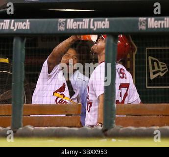 August 25, 2016 - St Louis, MO, USA - Carlos Martinez de Louis Cardinals verse de l'eau dans la bouche de son coéquipier Brandon Moss après que Moss ait frappé son deuxième home run du match en huitième manche, le jeudi 25 août 2016, au Busch Stadium à Louis, Moya (crédit image : © Chris Lee/St Louis Post-Dispatch via ZUMA Press Wire) Banque D'Images