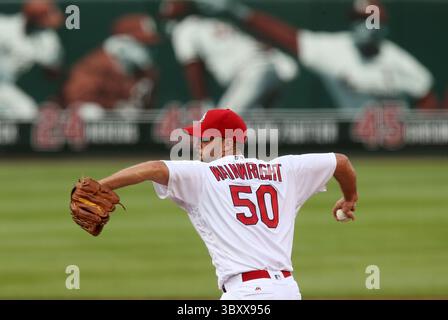 25 août 2016 - St Louis, MO, USA - les cardinaux initient Louis Cardinals lanceur Adam Wainwright pitch contre les mets de New York le jeudi 25 août 2016, au Busch Stadium à Louis, Mo. (crédit image : © Chris Lee/St Louis Post-Dispatch via ZUMA Press Wire) Banque D'Images