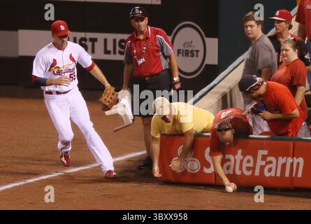25 août 2016 - St Louis, MO, USA - Un fan interfère avec un double de la batte de Yoenis Cespedes des New York mets lors de la septième manche le jeudi 25 août 2016, au Busch Stadium à Louis, Mo. À gauche, Louis Cardinals, le rielder Stephen Piscotty. (Crédit image : © Chris Lee/St Louis Post-Dispatch via ZUMA Press Wire) Banque D'Images