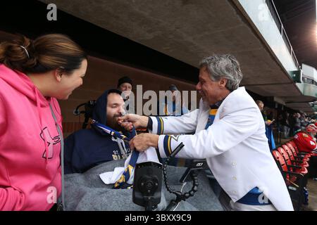 Janvier 2, 2017 - Louis, MO, USA - formé Louis Blues Towel Man Ron Baechle, Right, enroule son écharpe signature autour du cou de l'ancien policier de Ballwin Michael Flamion le lundi 2 janvier 2017 lors du match NHL Winter Classic contre les Blackhawks de Chicago au Busch Stadium en particulier Louis, Moda. (Crédit image : © Christian Gooden/St Louis Post-Dispatch via ZUMA Press Wire) Banque D'Images