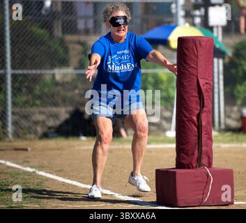 15 juillet 2017 - Louis, Mo, United States - Blinded, Lori Schwartz, de O'Fallon, Ill., court pour s'attaquer au premier mannequin de base avant que son opposition les yeux bandés trouve un beeping ball samedi 15 juillet 2017, lors du 11e Ultimate Beepball Tournament annuel à Assumption Parish dans le sud du comté de Louis. Avec 24 équipes, c’est l’un des plus grands tournois du genre au monde. Tous les profits ont profité à Mind's Eye, un service de radio qui fournit des lectures de journaux et de périodiques pour les malvoyants. (Crédit image : © Morgan Timms/St Louis Post-Dispatch via ZUMA Press Wire) Banque D'Images