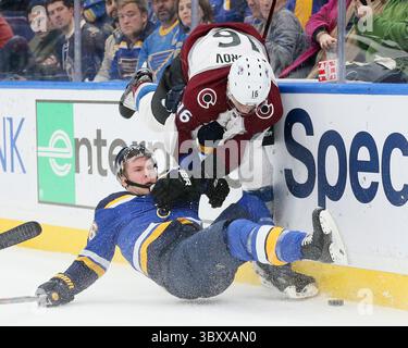 25 janvier 2018 - St Louis, MO, USA - Nikita Zadorov de Colorado Avalanche fait descendre Paul Stastny de Louis Blues en première période le jeudi 25 janvier 2018, au Scottrade Center in équipé Louis. Les Blues ont gagné, 3-1. (Crédit image : © Chris Lee/St Louis Post-Dispatch via ZUMA Press Wire) Banque D'Images