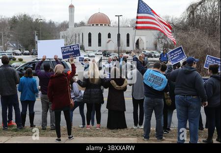 25 mars 2018 - produits Louis, MO, USA - les étudiants de Parkway manifestent le dimanche 25 mars 2018 devant la Fondation islamique du Grand apporté Louis lors d'un forum de Parkway School Board à la Fondation. Les étudiants protestaient contre la candidate Jeanie Ames. Ils ont dit qu'elle avait posté des remarques racistes sur son fil de médias sociaux. (Crédit image : © J.B. Forbes/St Louis Post-Dispatch via ZUMA Press Wire) Banque D'Images