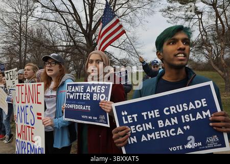 25 mars 2018 - préparation Louis, MO, USA - étudiants de Parkway, de gauche à droite, Campell Stewart (portant un chapeau), Ulaa Kuziez et Haran Kumar, protestent contre la candidate de Parkway School Board Jeanie Ames le dimanche 25 mars 2018 à la Fondation islamique du Grand Louis après que les candidats de Parkway School Board ont participé à un forum. Les étudiants traitaient Ames de raciste à cause des remarques qu'elle avait faites sur son fil de médias sociaux. (Crédit image : © J.B. Forbes/St Louis Post-Dispatch via ZUMA Press Wire) Banque D'Images