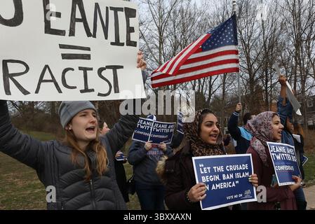 25 mars 2018 - réunis Louis, MO, USA - étudiants de Parkway, de gauche à droite, Harper Stewart, Kinza Awais et Hira Khan protestent contre la candidate de Parkway School Board Jeanie Ames le dimanche 25 mars 2018 à la Fondation islamique du Grand choisi Louis, après que les candidats de Parkway aient participé à un forum. Les étudiants traitaient Ames de raciste à cause des remarques qu'elle avait faites sur son fil de médias sociaux. (Crédit image : © J.B. Forbes/St Louis Post-Dispatch via ZUMA Press Wire) Banque D'Images