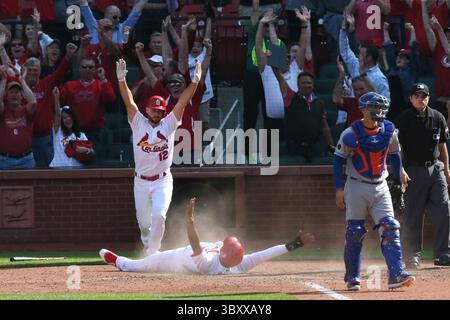 April 26, 2018 - St Louis, MO, USA - Jose Martinez, milieu de la série Louis Cardinals, marque le match gagnant derrière Jose Lobaton, receveur des mets de New York, sur un single de Dexter Fowler en 13e manche le jeudi 26 avril 2018, au Busch Stadium de la société Louis. Sur la gauche se trouve le frappeur sur le pont Paul DeJong. Les cartes gagnées, 4-3. (Crédit image : © Chris Lee/St Louis Post-Dispatch via ZUMA Press Wire) Banque D'Images