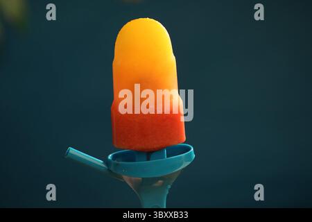 13 juin 2018 - produit Louis, Missouri, USA - popsicles maison vous rafraîchissent par une chaude journée, y compris ce Popsicle Orange Strawberry Sunrise. (Crédit image : © J.B. Forbes/St Louis Post-Dispatch via ZUMA Press Wire) Banque D'Images