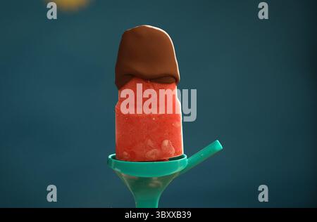 13 juin 2018 - produit Louis, Missouri, USA - des popsicles maison vous rafraîchissent par une chaude journée, y compris ce popsicle à la fraise recouvert de chocolat. (Crédit image : © J.B. Forbes/St Louis Post-Dispatch via ZUMA Press Wire) Banque D'Images