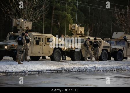 1 juin 2018 - Wroclaw, Wroclaw, Pologne - des soldats américains stationnés en Pologne dans les bases de Boleslawiec et Zagan se tiennent devant leurs véhicules militaires sur le bord d'une route enneigée. (Crédit image : © Krzysztof Zatycki/ZUMA Press Wire/ZUMAPRESS.com) Banque D'Images