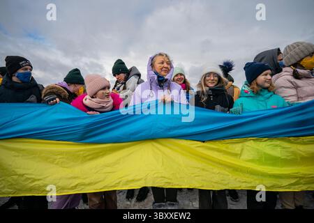22 janvier 2022, Kiev, Ukraine : les gens tiennent un long drapeau national ukrainien bleu et jaune lors d'une marche nationaliste le long du pont Paton tout en marquant la célébration de la Journée de l'unité, qui marque l'unification de l'Ukraine en 1919 à Kiev. (Crédit image : © Celestino Arce Lavin/ZUMA Press Wire) Banque D'Images