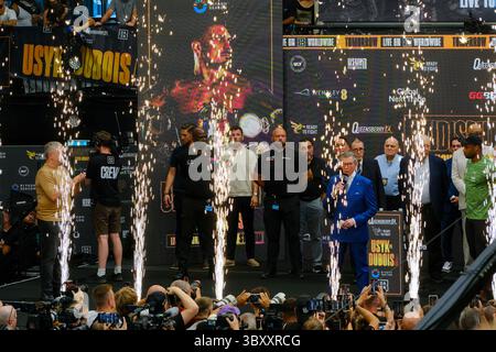 Londres, Royaume-Uni. 18 juillet 2025. Les boxeurs Oleksandr Usyk et Daniel Dubois pèsent au Boxpark Wembley avant leur affrontement de titre incontesté samedi. Les deux poids lourds se rencontrent pour la deuxième fois pour une revanche au stade de Wembley, Dubois arrivant à 243 lb et Usyk à 227 lb Crédit : onzième heure photographie/Alamy Live News Banque D'Images