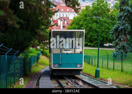 Un trajet panoramique en téléphérique à Prague, en République tchèque. Un voyage à travers la verdure de Petan Hill. Banque D'Images