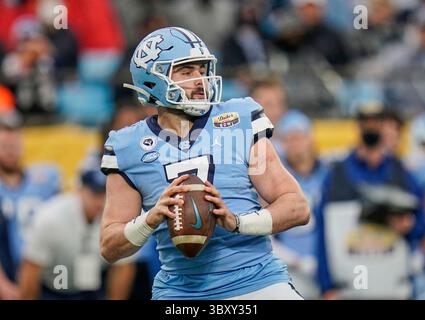 30 décembre 2021 : le quarterback Sam Howell (7 ans) Tar Heels de Caroline du Nord se prépare à passer lors du Duke's Mayo Classic 2021 au Bank of America Stadium de Charlotte, en Caroline du Nord. Rusty Jones/Cal Sport Media(image de crédit : &copy ; Rusty Jones/CSM via ZUMA Wire) Banque D'Images