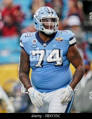 30 décembre 2021 : Jordan Tucker (74), joueur de ligne offensif de Caroline du Nord Tar Heels, revient au caucus lors du Duke's Mayo Classic 2021 au Bank of America Stadium de Charlotte, en Caroline du Nord. Rusty Jones/Cal Sport Media(image de crédit : &copy ; Rusty Jones/CSM via ZUMA Wire) Banque D'Images