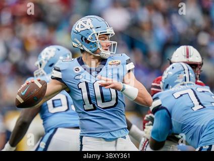 30 décembre 2021 : le quarterback Drake Maye (10 ans) de Caroline du Nord Tar Heels se prépare à passer lors du Duke's Mayo Classic 2021 au Bank of America Stadium de Charlotte, en Caroline du Nord. Rusty Jones/Cal Sport Media(image de crédit : &copy ; Rusty Jones/CSM via ZUMA Wire) Banque D'Images