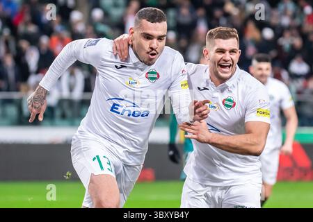 19 décembre 2021, Varsovie, Pologne : Maurides Roque Junior (G) et Karol Angielski (d) de Radomiak célèbrent un but lors du match de la Ligue polonaise PKO Ekstraklasa entre Legia Warszawa et Radomiak Radom au stade municipal du Maréchal Jozef Pilsudski Legia Varsovie. (Crédit image : © Mikolaj Barbanell/SOPA images via ZUMA Press Wire) Banque D'Images