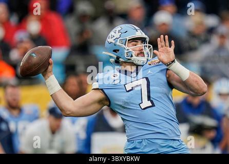 30 décembre 2021 : le quarterback Sam Howell (7 ans) Tar Heels de Caroline du Nord se prépare à passer pendant la première moitié du Duke's Mayo Classic 2021 au Bank of America Stadium de Charlotte, en Caroline du Nord. Rusty Jones/Cal Sport Media(image de crédit : &copy ; Rusty Jones/CSM via ZUMA Wire) Banque D'Images