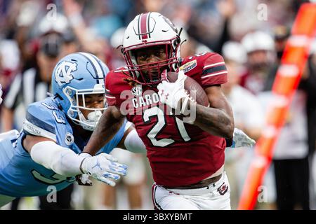 30 décembre 2021 : Charlotte, Caroline du Nord, États-Unis : les Gamecocks de Caroline du Sud qui courent contre JUJU MCDOWELL (21 ans) se libèrent pour un touchdown contre les Tar Heels de Caroline du Nord lors du deuxième quart-temps du Duke's Mayo Bowl 2021 au Bank of America Stadium. (Crédit image : © Scott Kinser/CSM via ZUMA Wire) Banque D'Images