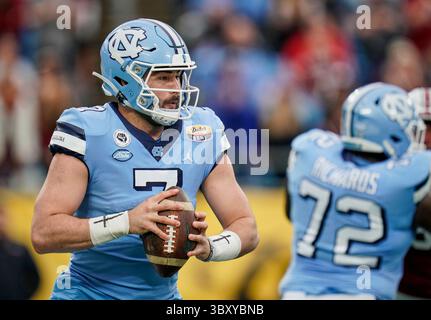 30 décembre 2021 : le quarterback Sam Howell (7 ans) Tar Heels de Caroline du Nord se prépare à passer lors du Duke's Mayo Classic 2021 au Bank of America Stadium de Charlotte, en Caroline du Nord. Rusty Jones/Cal Sport Media(image de crédit : &copy ; Rusty Jones/CSM via ZUMA Wire) Banque D'Images