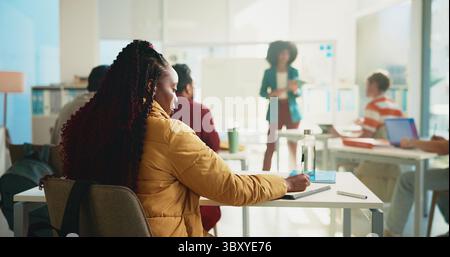 Éducation, retour et écriture avec l'étudiant en classe pour discussion, collège ou examen feedback. Leçon universitaire, opportunité de bourse et conférence Banque D'Images