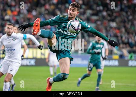 19 décembre 2021, Varsovie, Pologne : Ernest Muci de Legia en action lors du match de la Ligue polonaise PKO Ekstraklasa entre Legia Warszawa et Radomiak Radom au stade municipal du Maréchal Jozef Pilsudski Legia de Varsovie. (Crédit image : © Mikolaj Barbanell/SOPA images via ZUMA Press Wire) Banque D'Images