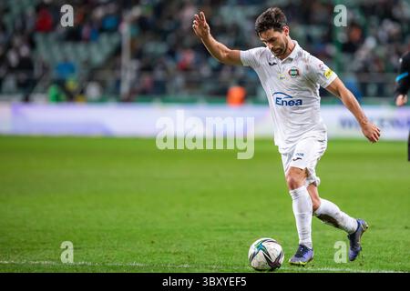 19 décembre 2021, Varsovie, Pologne : Filipe Nascimento de Radomiak en action lors du match de la Ligue polonaise PKO Ekstraklasa entre Legia Warszawa et Radomiak Radom au stade municipal du maréchal Jozef Pilsudski Legia Varsovie. (Crédit image : © Mikolaj Barbanell/SOPA images via ZUMA Press Wire) Banque D'Images