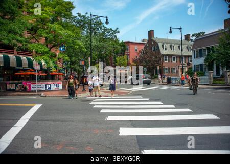 17 août 2018, Boston, Massachusetts, États-Unis : passerelle et boutiques dans la proche université Harvard et Harvard Square, Cambridge, Boston, Massachusetts, États-Unis (crédit image : © Sergi Reboredo/ZUMA Press Wire) Banque D'Images
