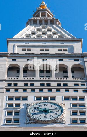 29 septembre 2009, New York, New York, États-Unis : NEW YORK, tour de l'horloge de la Metropolitan Life Insurance Company. 1 Madison Ave ce bureau edficio de la même société nommée, a été construit en 1893, mais en 1909 a été ajouté une nouvelle tour qui est devenue la plus haute de la ville jusqu'en 1913, il a été dépassé par le Woolworth Building. Les montres, avec des zones de 8 mètres de diamètre, sont éclairées la nuit, changeant de couleur selon des événements tels que l'Empire. (Crédit image : © Sergi ReboredoZUMA Press Wire) Banque D'Images