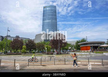 12 juin 2016, Espagne : bâtiment historique et moderne de grande hauteur Iberdrola Tower à Bilbao (crédit image : © Sergi Reboredo/ZUMA Press Wire) Banque D'Images